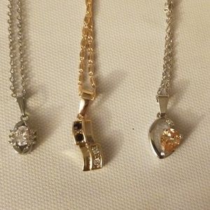 Lot of 3 costume necklaces.